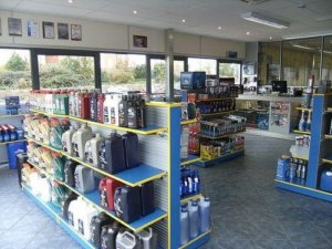 autóalkatrész, motorolaj, akkumulátor, téli gumik